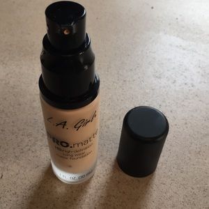 L.A. Girls Pro Matte foundation - Bisque
